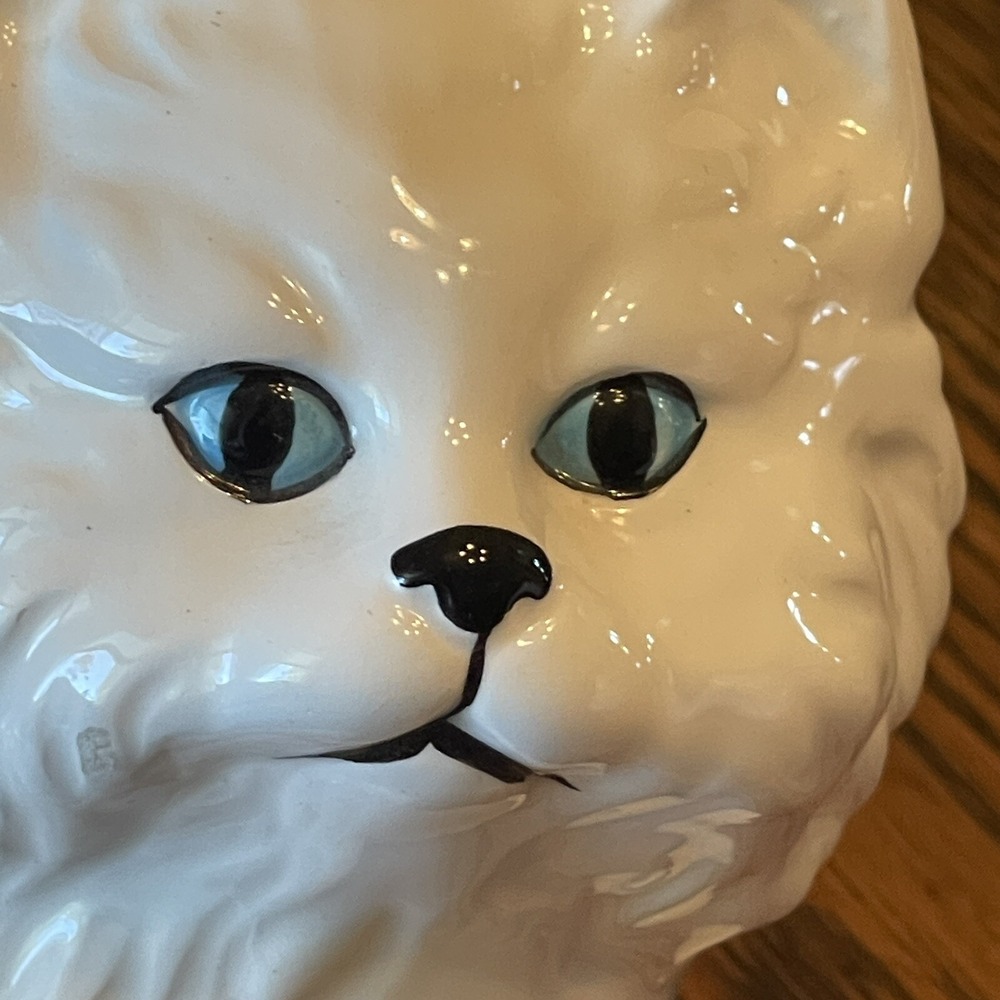 White Persian Cat Figurine Vintage 7" Blue Eyes Cream Cute Kitty Kitten - Picture 5 of 11
